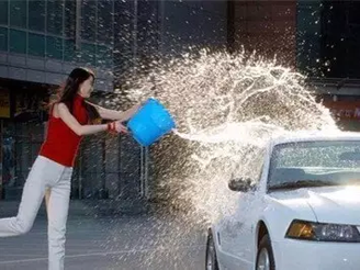 夏天這樣洗車會(huì)傷車漆，你知道嗎？